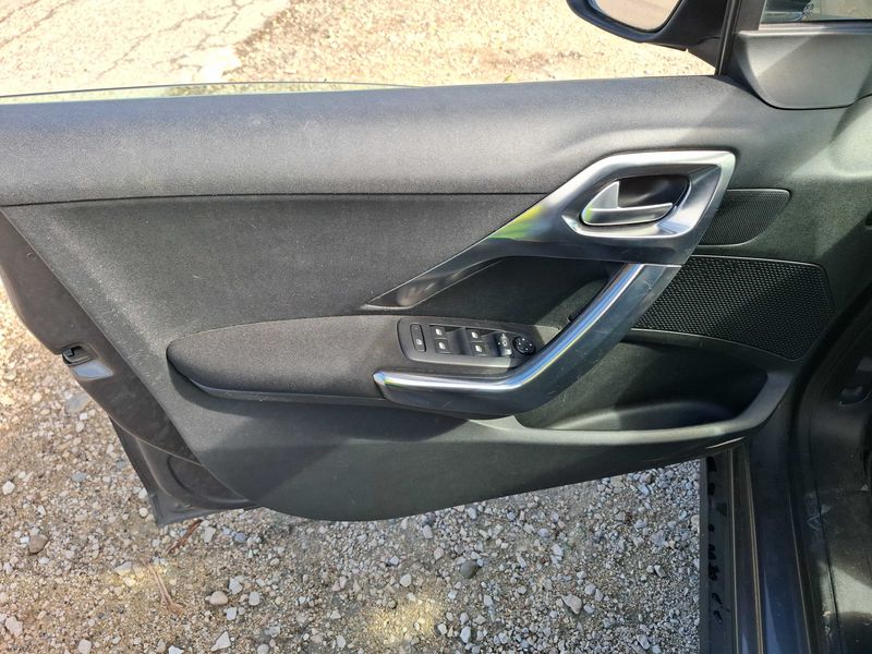 Peugeot 2008 1.2 PureTech Allure 2016 – снимка 37