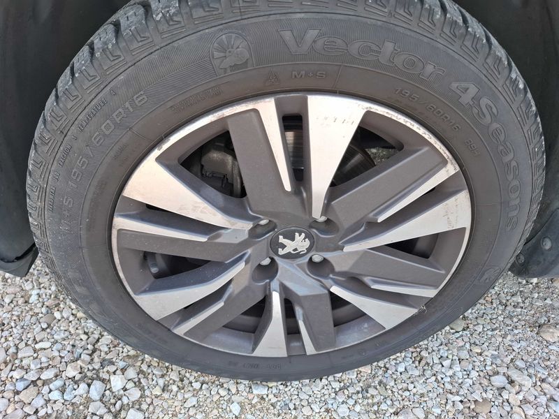 Peugeot 2008 1.2 PureTech Allure 2016 – снимка 58