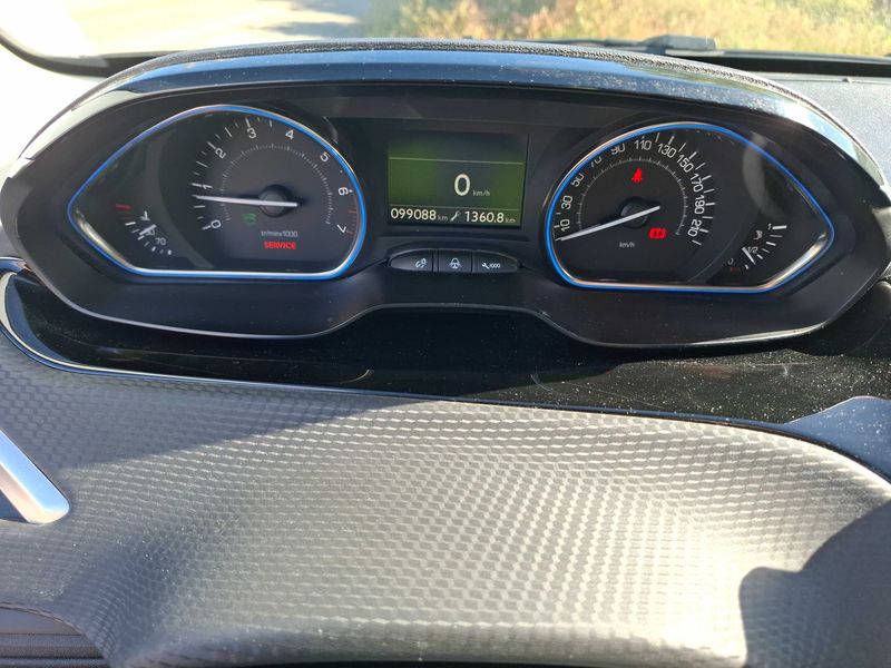 Peugeot 2008 1.2 PureTech Allure 2016 – снимка 12