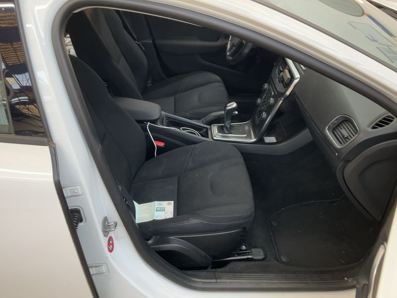 Volvo V40 2.0 D2 Kinetic 2016 – снимка 17