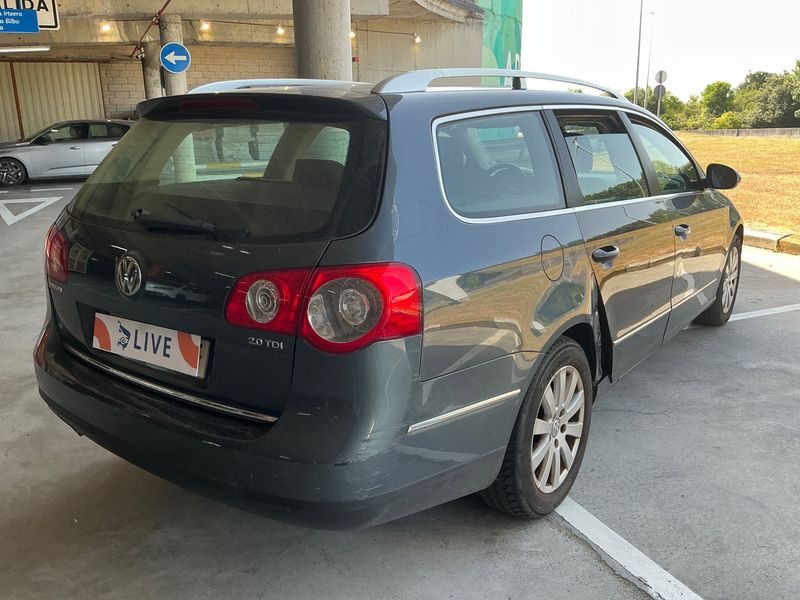 Volkswagen Passat 2.0 TDI Advance Plus 2010 – снимка 2