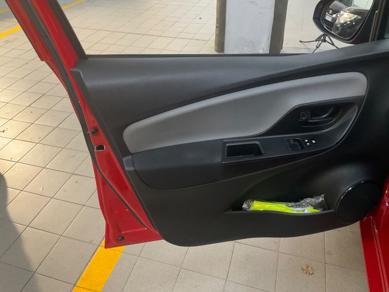 Toyota Yaris 1.0 VVT-i Cool 2015 – снимка 26