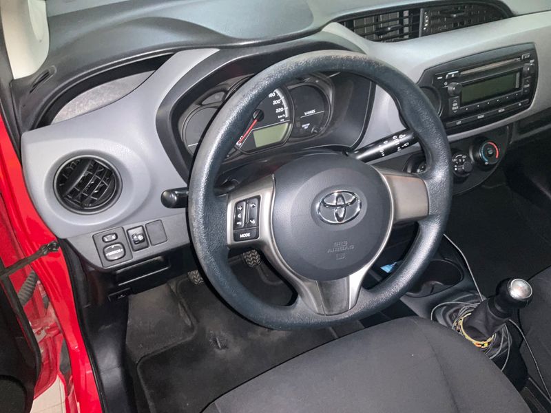 Toyota Yaris 1.0 VVT-i Cool 2015 – снимка 28