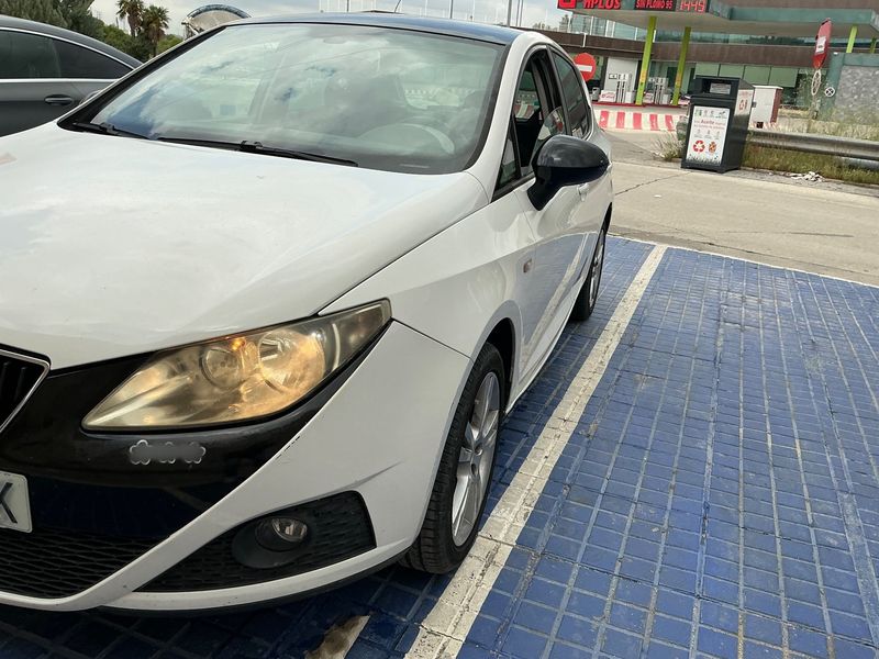 Seat Ibiza 1.6 TDI Stylance / Style 2012 – снимка 2