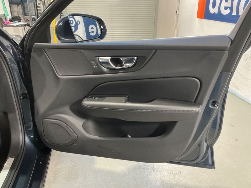 Volvo V60 2.0 T6 Recharge Plug-in Hybrid Core AWD 2022 – снимка 22