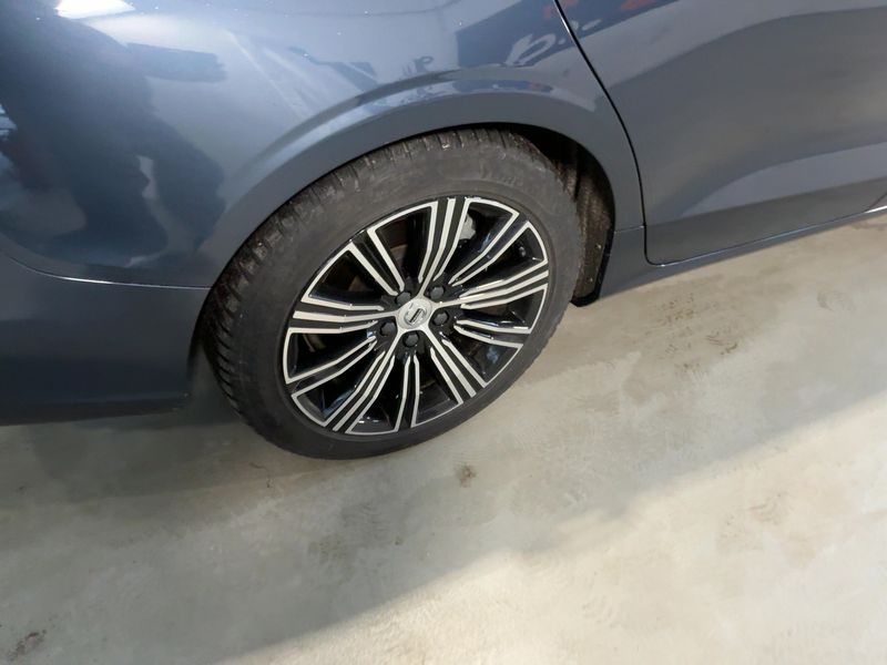 Volvo V60 2.0 T6 Recharge Plug-in Hybrid Core AWD 2022 – снимка 9