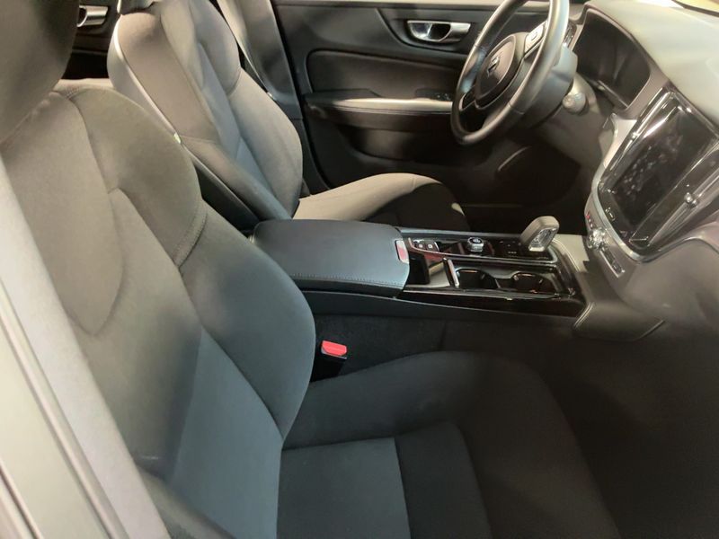 Volvo V60 2.0 T6 Recharge Plug-in Hybrid Core AWD 2022 – снимка 17