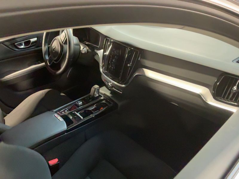Volvo V60 2.0 T6 Recharge Plug-in Hybrid Core AWD 2022 – снимка 18