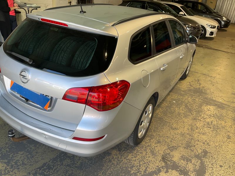 Opel Astra 1.6 Design Edition 2011 – снимка 2