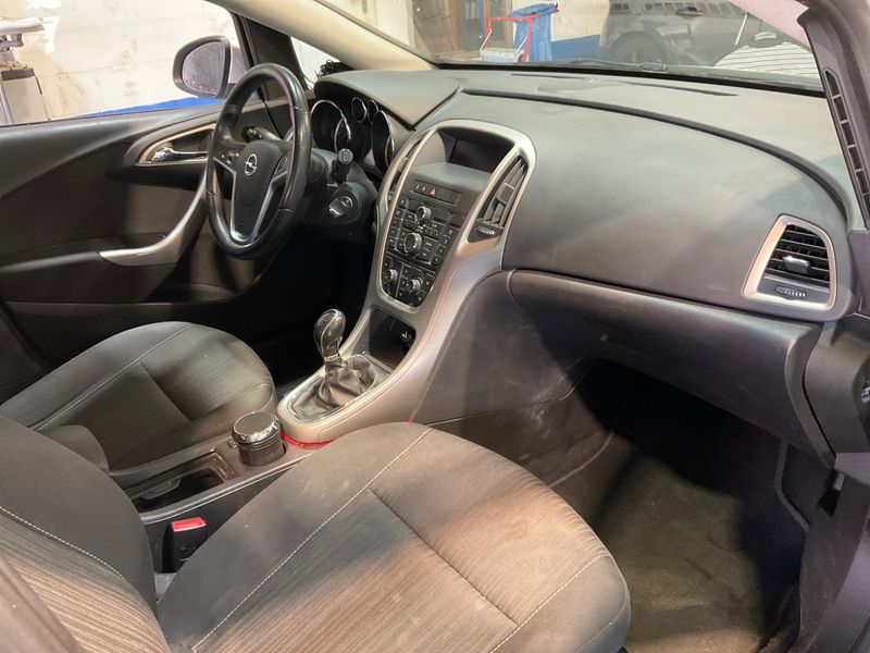 Opel Astra 1.6 Design Edition 2011 – снимка 3