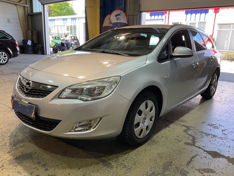 Opel Astra 1.6 Design Edition 2011 – снимка 1