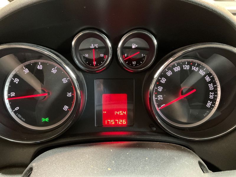 Opel Astra 1.6 Design Edition 2011 – снимка 4