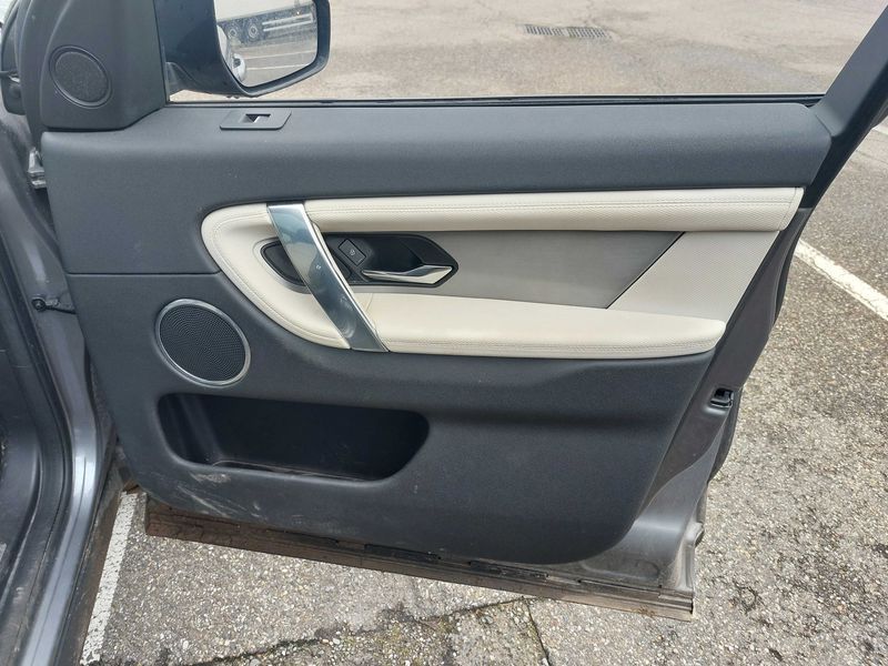 Land Rover Discovery 5 P300 R-Dynamic SE AWD 2022 – снимка 29