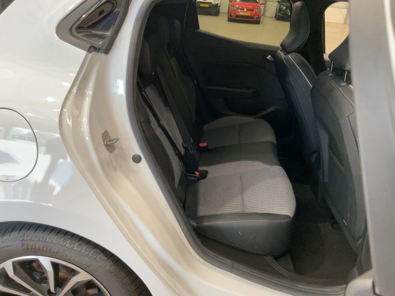 Renault Clio 1.6 Hybrid E-Tech Techno 2024 – снимка 19