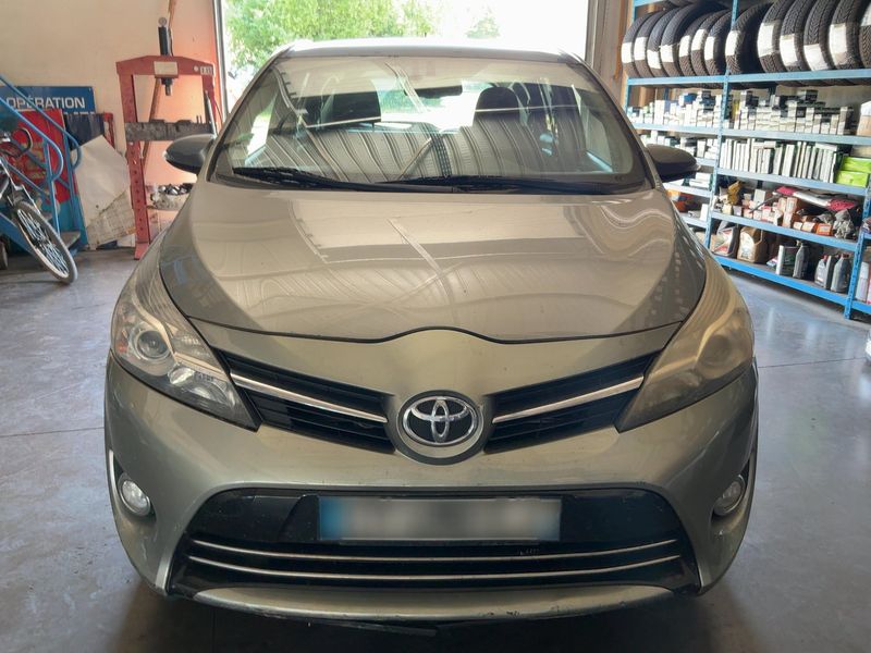 Toyota Verso 2.0 D-4D Dynamic 2013 – снимка 9