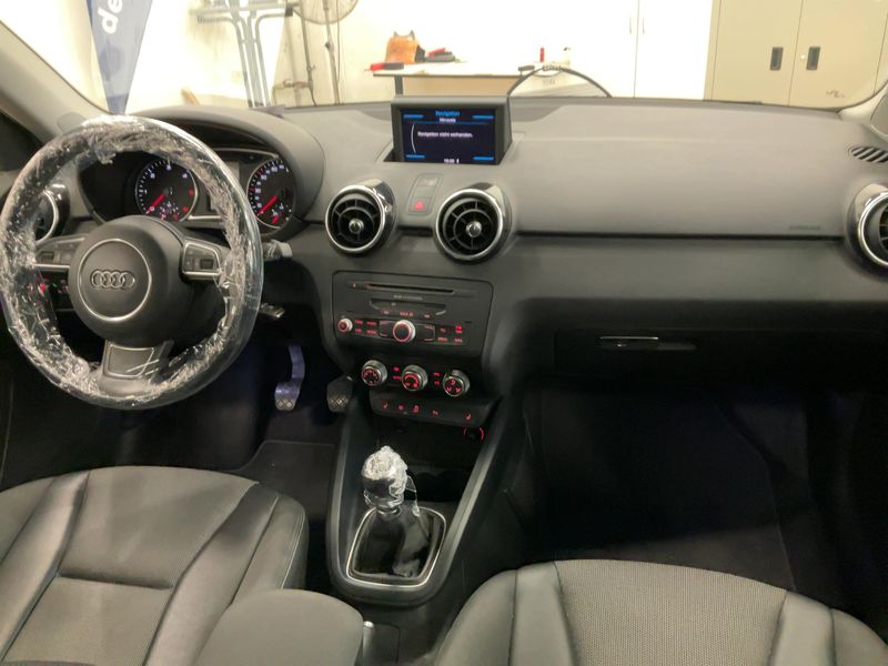 Audi A1 Sportback 1.6 TDI Ambition 2013 – снимка 17