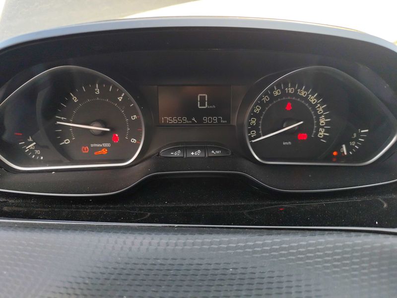Peugeot 2008 1.5 Blue-HDi Allure 2019 – снимка 12