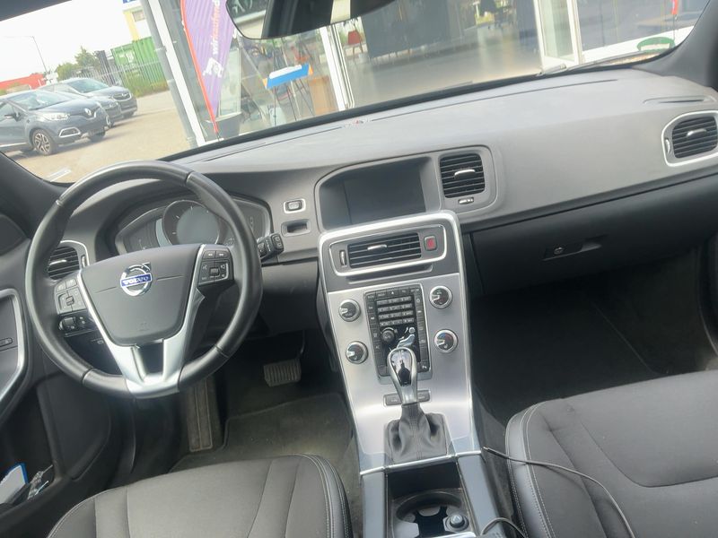 Volvo V60 2.4 T6 Plug-in Hybrid Momentum AWD 2017 – снимка 18
