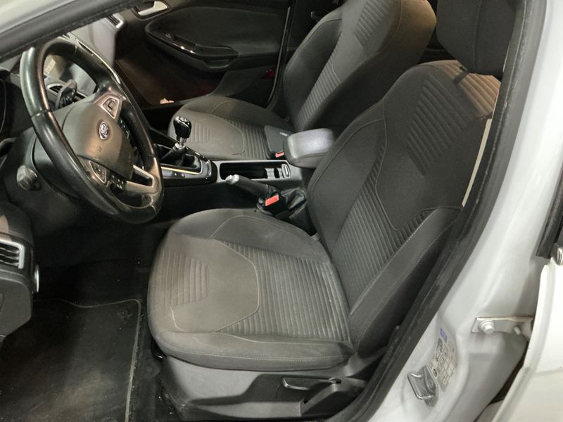 Ford Focus 1.6 TDCi Titanium 2015 – снимка 23