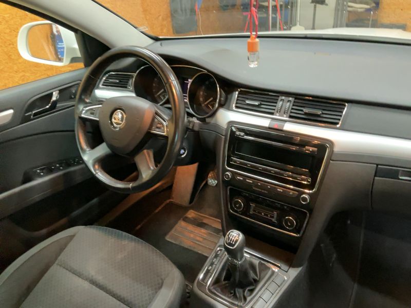 Skoda Superb 1.6 TDI Ambition 2014 – снимка 18