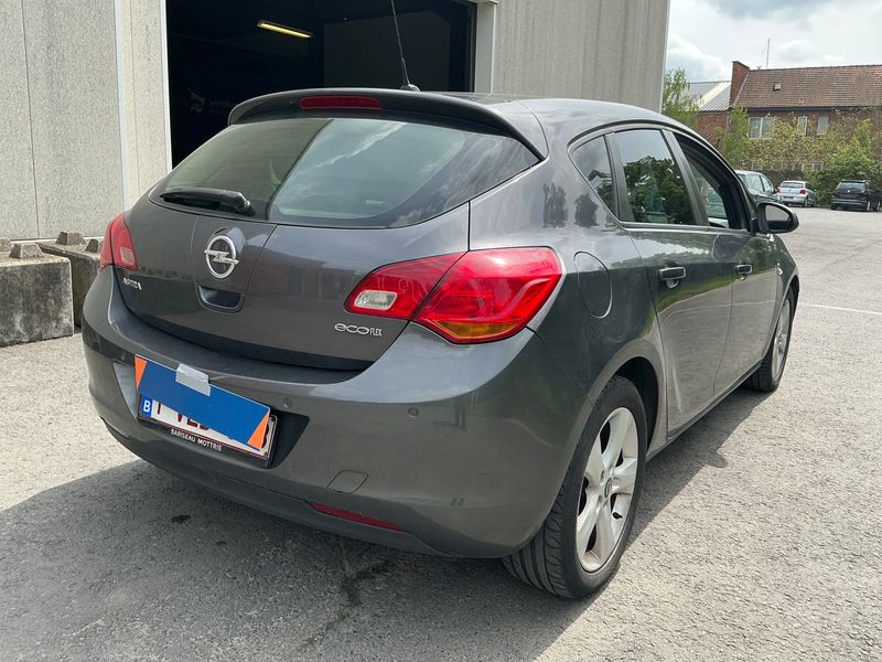Opel Astra 1.7 CDTI Design Edition 2011 – снимка 2