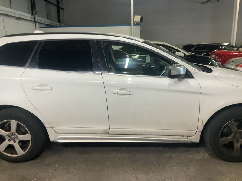 Volvo XC60 2.4D DRIVe R-Design 2010 – снимка 10