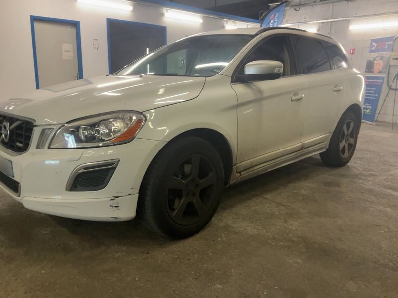 Volvo XC60 2.4D DRIVe R-Design 2010 – снимка 2