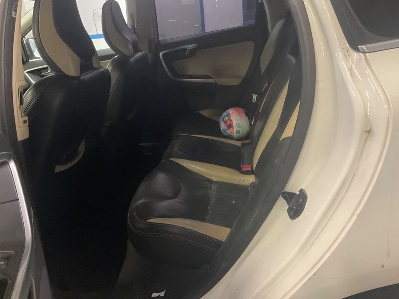 Volvo XC60 2.4D DRIVe R-Design 2010 – снимка 29