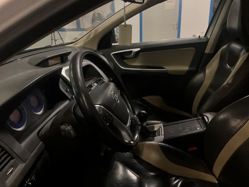 Volvo XC60 2.4D DRIVe R-Design 2010 – снимка 25