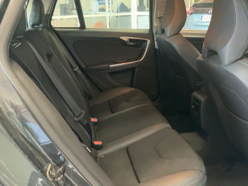 Volvo V60 2.0 D4 Momentum 2011 – снимка 19