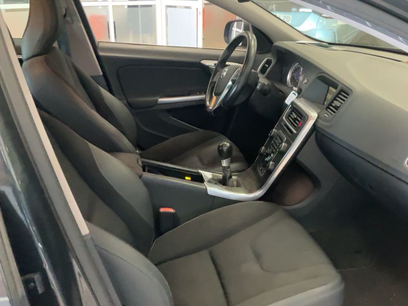 Volvo V60 2.0 D4 Momentum 2011 – снимка 16