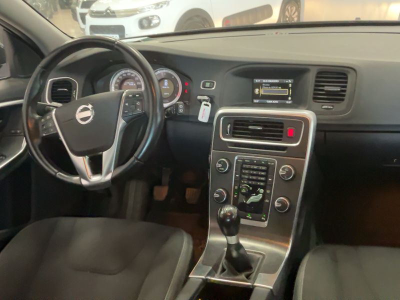 Volvo V60 2.0 D4 Momentum 2011 – снимка 17