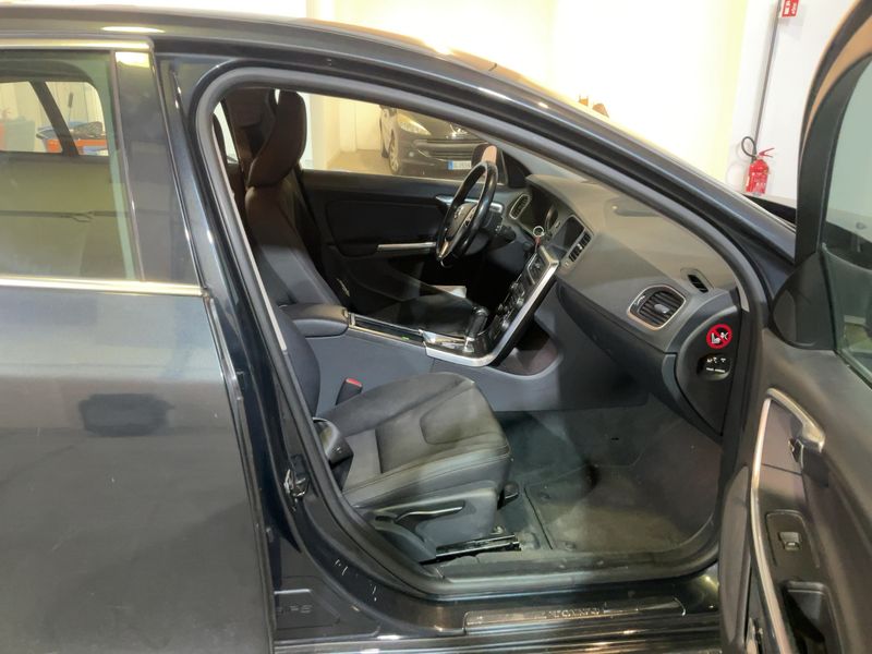 Volvo V60 2.0 D4 Momentum 2011 – снимка 16