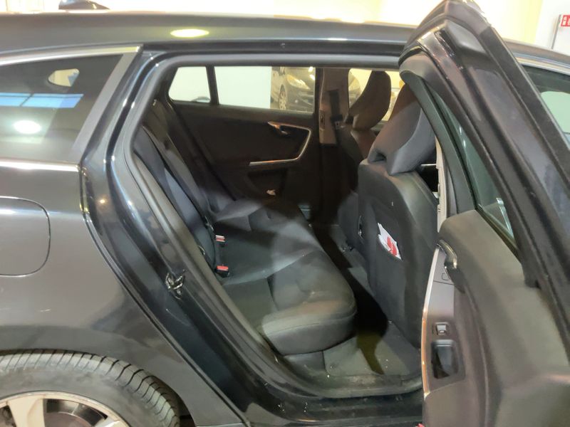 Volvo V60 2.0 D4 Momentum 2011 – снимка 19