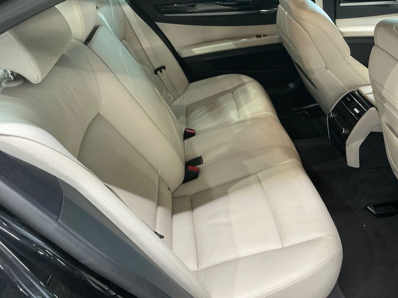 BMW 7er 740d xDrive 2012 – снимка 36