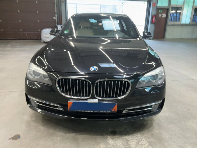 BMW 7er 740d xDrive 2012 – снимка 14