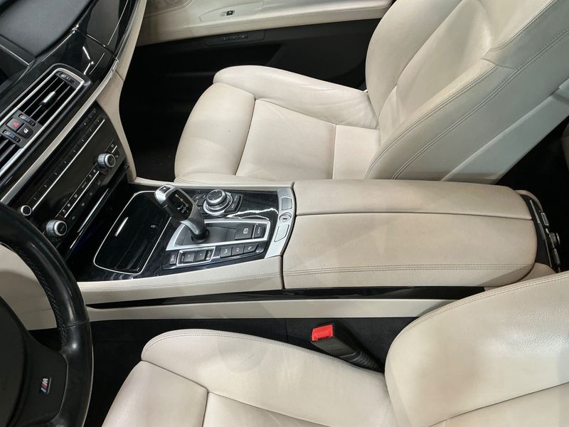 BMW 7er 740d xDrive 2012 – снимка 30