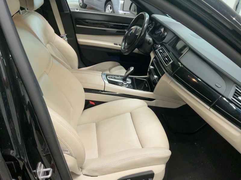BMW 7er 740d xDrive 2012 – снимка 16