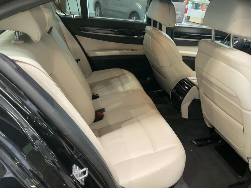 BMW 7er 740d xDrive 2012 – снимка 19