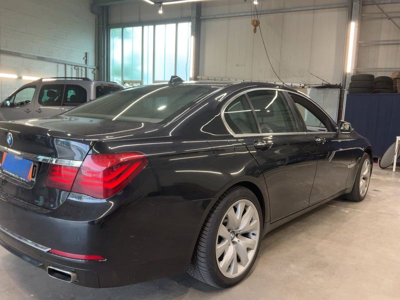 BMW 7er 740d xDrive 2012 – снимка 8