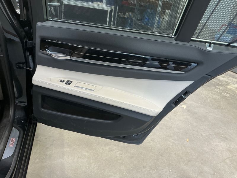 BMW 7er 740d xDrive 2012 – снимка 35