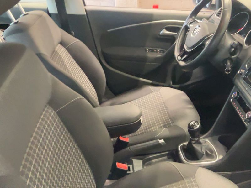 Volkswagen Polo 1.4 TDI Comfortline BlueMotion Tech 2015 – снимка 17
