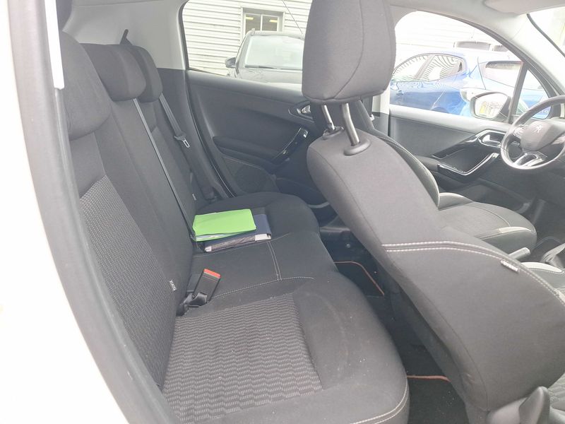 Peugeot 208 1.6 HDi Style 2015 – снимка 13
