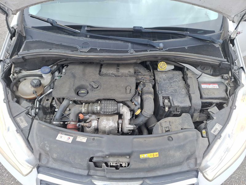 Peugeot 208 1.6 HDi Style 2015 – снимка 8