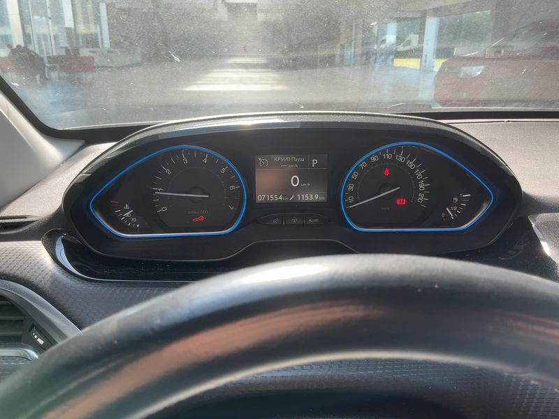 Peugeot 2008 1.2 PureTech Allure 2017 – снимка 18