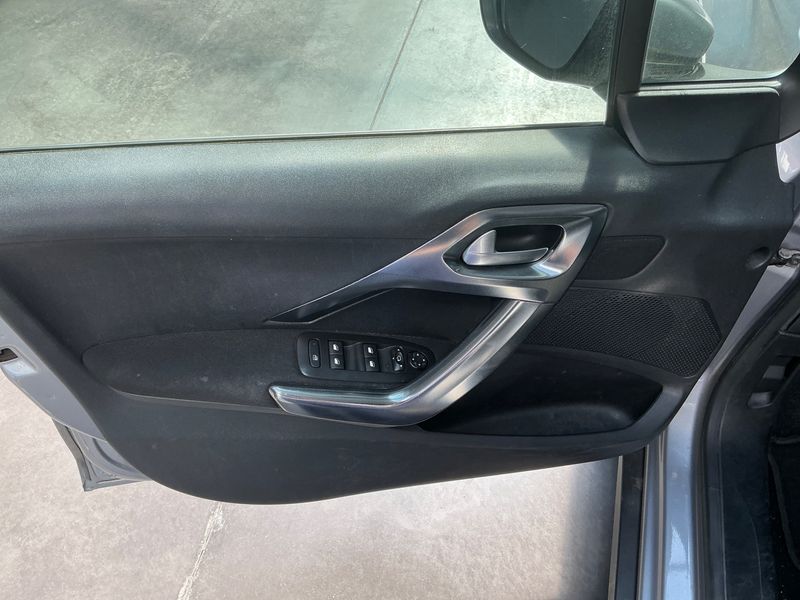 Peugeot 2008 1.2 PureTech Allure 2017 – снимка 35