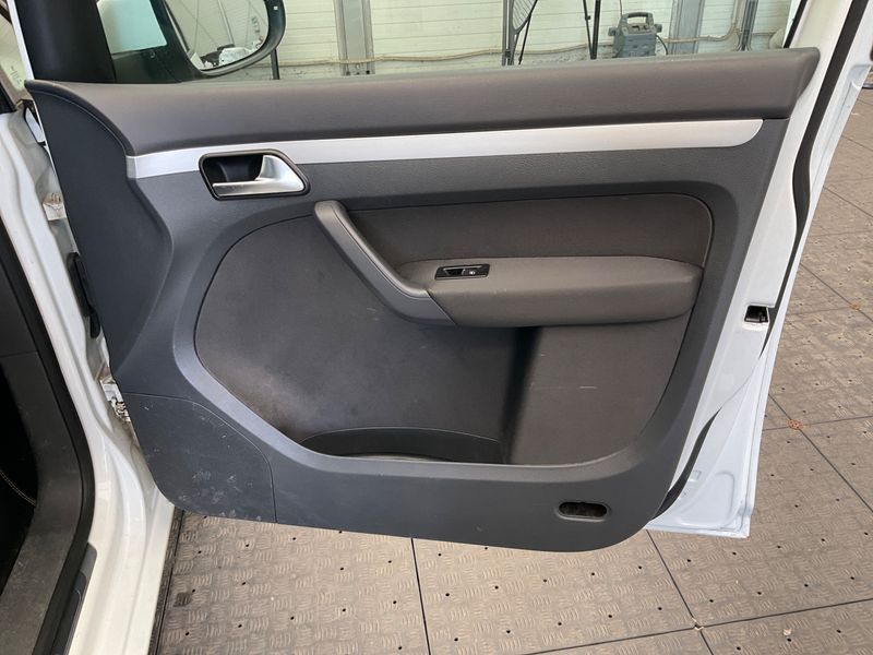 Volkswagen Touran 1.6 TDI Cup 2014 – снимка 40