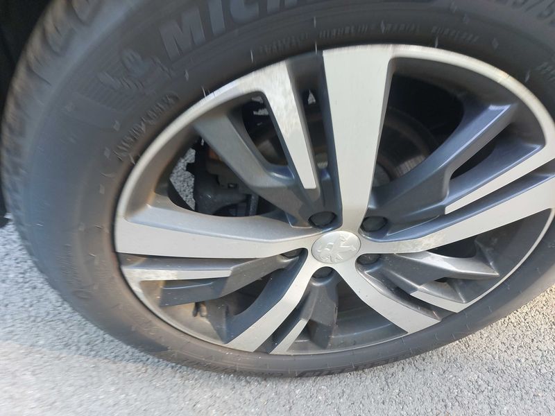 Peugeot 5008 1.2 PureTech Allure 2019 – снимка 25