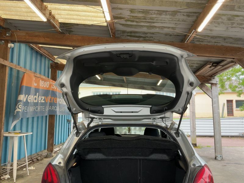 Peugeot 208 1.6 Blue-HDi Active Business 2017 – снимка 15