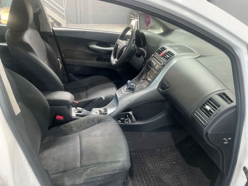 Toyota Auris 1.8 Hybrid Executive 2011 – снимка 3